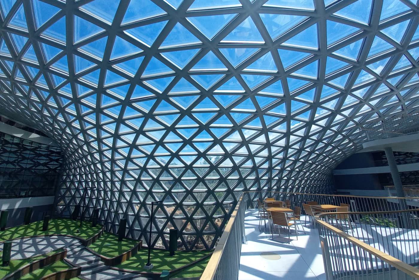 Aluminium and glass walkway detail
